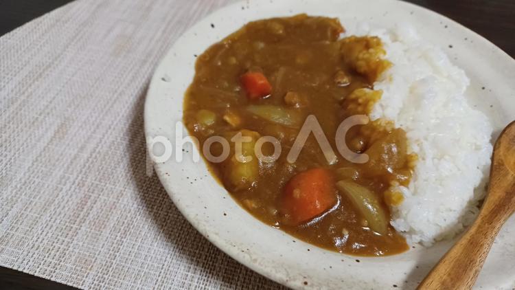 木のスプーンとカレーライス カレーライス,木のスプーン,丸い皿の写真素材