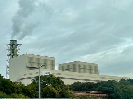 首都高湾岸線から見上げる東扇島火力発電所 東扇島火力発電所,火力発電所,東扇島の写真素材