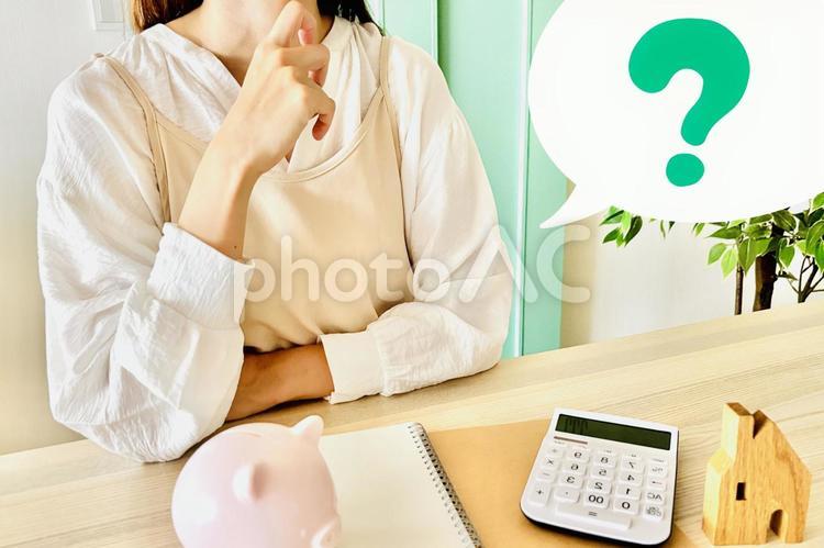お金に悩む女性とはてなマーク 家計,女性,はてなの写真素材