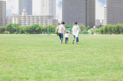 公園で遊ぶ親子 人物,家族,女性の写真素材