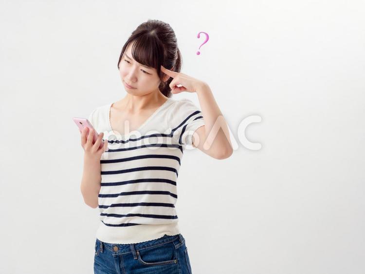 スマホを操作する女性のイメージ 美容,スマホ,婚活の写真素材