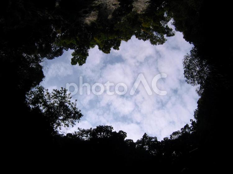 洞窟からのぞむ空 青空,空,青の写真素材