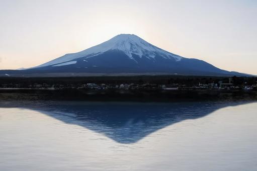 湖に映る逆さ富士と冬の富士山の風景 富士山,逆さ富士,湖の写真素材