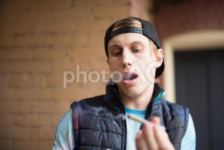 手巻き大麻を吸う若者3 男性,外国人,大麻の写真素材