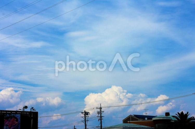 建物の上にもくもく盛り上がる雲 雲,積乱雲,空の写真素材