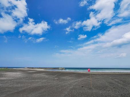 夏の晴れた砂浜と空 夏の晴れた砂浜と空の写真