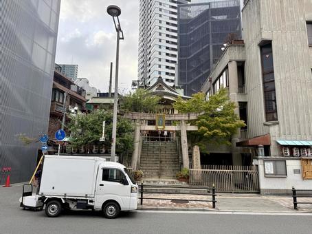 朝方の大阪駅周辺　網敷天神社御旅社 大阪,横断歩道,早朝の写真素材