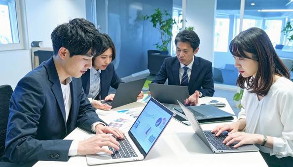 テーブルを囲んで会議するビジネスパーソン テーブルを囲んで会議するビジネスパーソンの写真