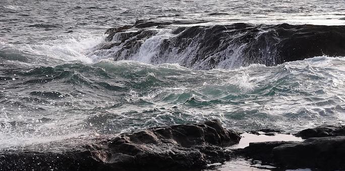 江ノ島稚児が淵、押し寄せる波 江ノ島稚児が淵、押し寄せる波の写真