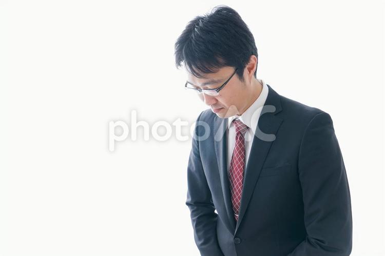 謝罪をするビジネスマン・謝罪会見 30代,問題発生,失敗の写真素材