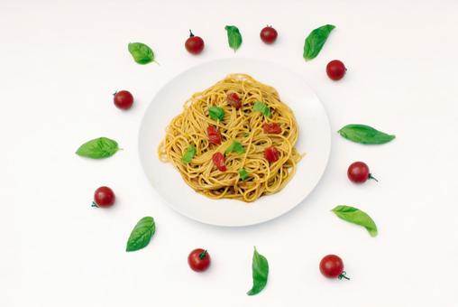 トマトとバジルのパスタ トマトとバジルのパスタ パスタ,トマト,バジルの写真素材