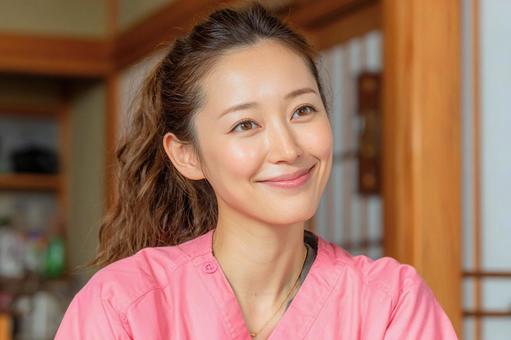 和室で微笑む女性介護士 和室で微笑む女性介護士 女性,仕事,訪問看護の写真素材