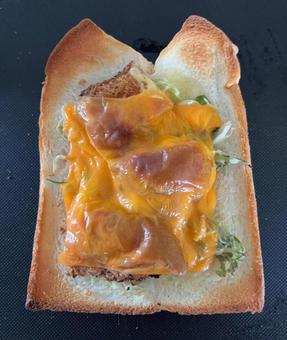 鯵フライとスライスチーズのトーストの昼食 鯵フライとスライスチーズのトーストの昼食の写真