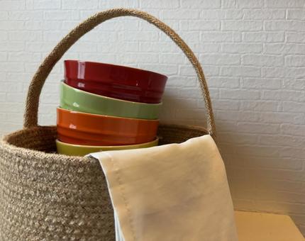 カゴで運ぶ食器 カゴで運ぶ食器 食器,カゴ,ぬくもりの写真素材