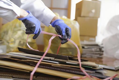 実家の片付けと不用品の分別作業 実家の片付けと不用品の分別作業 ゴミ屋敷,清掃代行,顔なしの写真素材