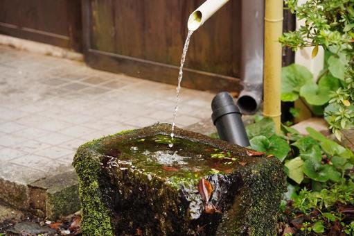 福岡 秋月 手水鉢 手水鉢,チョウズバチ,水滴の写真素材