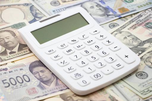 ドル紙幣 日本円 ドル紙幣,日本円,電卓の写真素材
