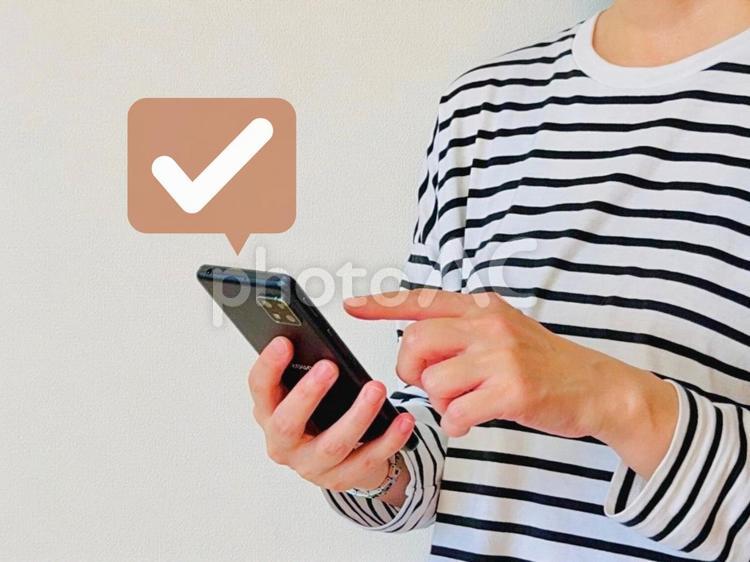 スマホを操作するボーダーの女性 スマホ,操作,女性の写真素材