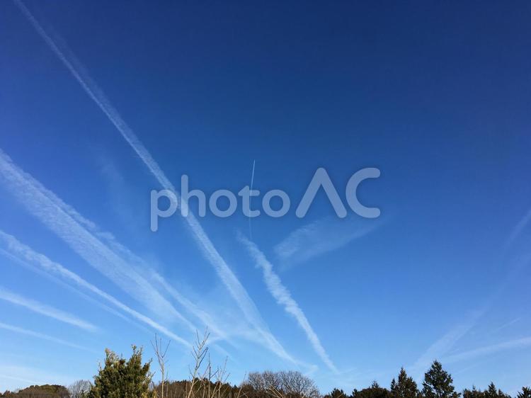 冬の空04 空,飛行機雲,雲の写真素材