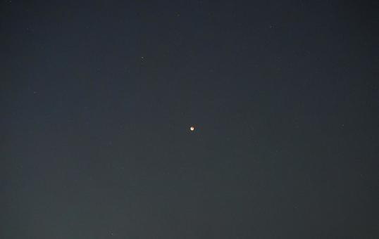 皆既月食中の星空の写真