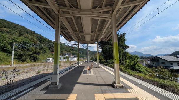 JR東日本 吾妻線 羽根尾駅 ホーム JR東日本 吾妻線 羽根尾駅 ホームの写真