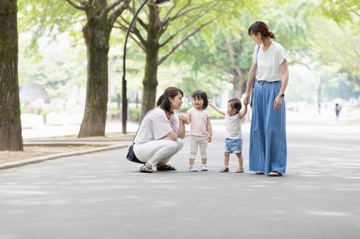 ママ友 母親 育児 ママ友 母親 育児 ママ友,公園,女性の写真素材