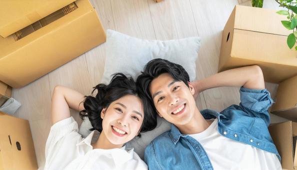 引越し作業を楽しむ日本人カップル 引越し作業を楽しむ日本人カップルの写真