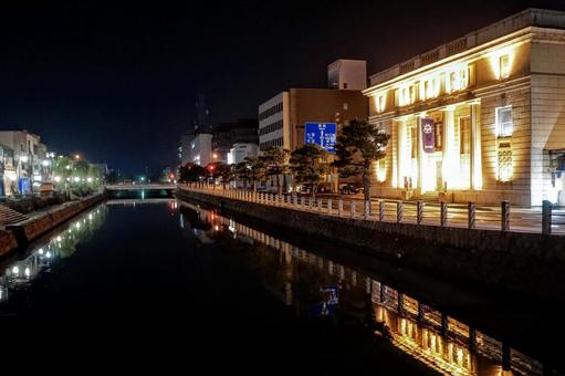 松江カラコロ工房と京橋川の夜景 松江カラコロ工房と京橋川の夜景の写真