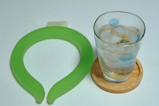熱中症対策_ネッククーラーと氷水 熱中症対策_ネッククーラーと氷水 熱中症対策,熱中症,ネッククーラーの写真素材
