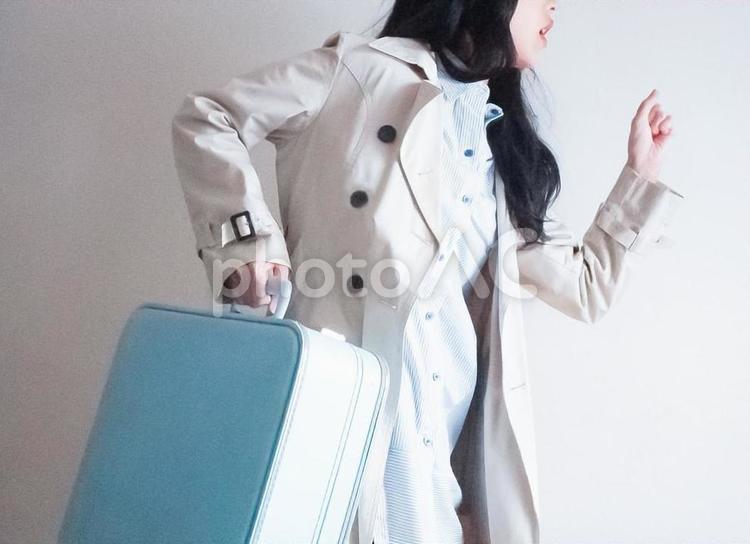 急ぐ旅行客 女性,旅行,旅行カバンの写真素材