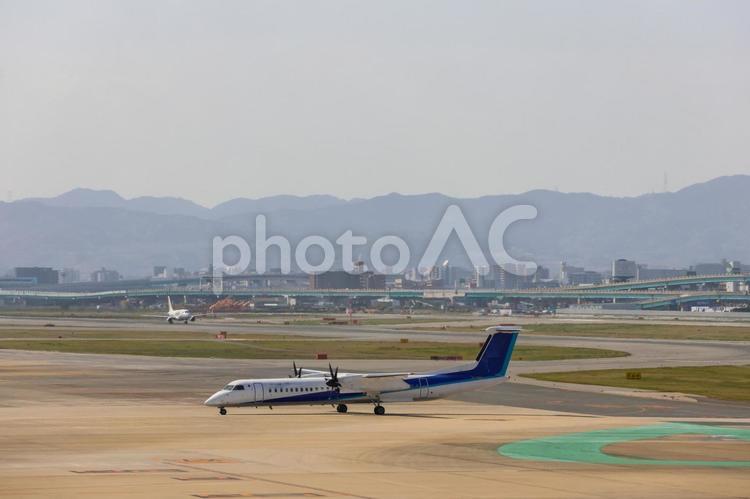 福岡の空の下で 福岡空港,晴れ空,青空の写真素材
