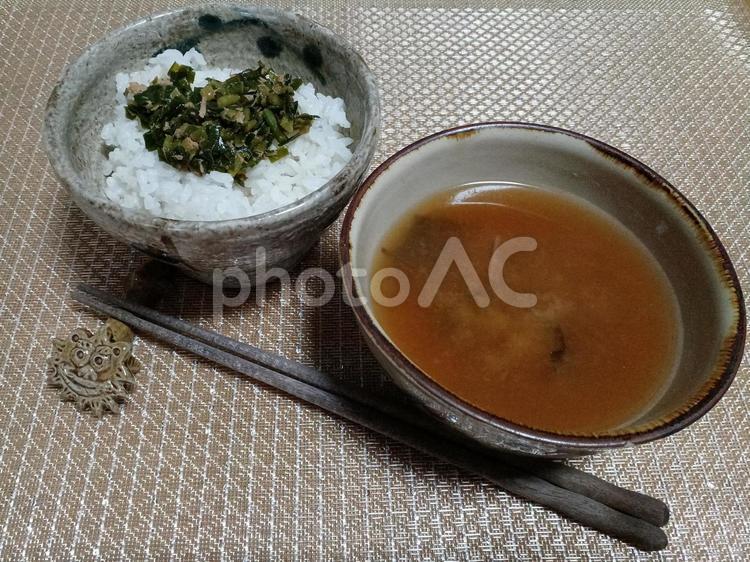 ニラとツナオイル炒めとみそ汁 ニラとツナオイル炒め,ニラ,ツナオイルの写真素材