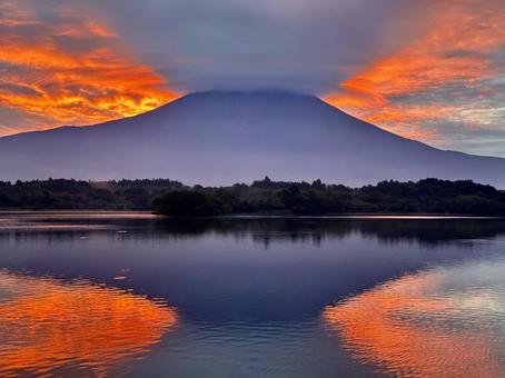 朝焼けと富士山 朝焼けと富士山の写真