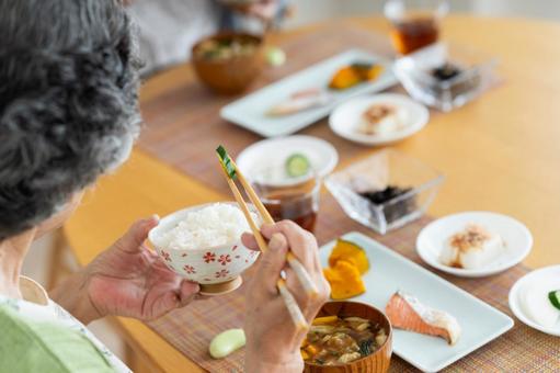 朝食を食べるシニアの夫婦 朝食を食べるシニアの夫婦 食事,食べる,シニアの写真素材