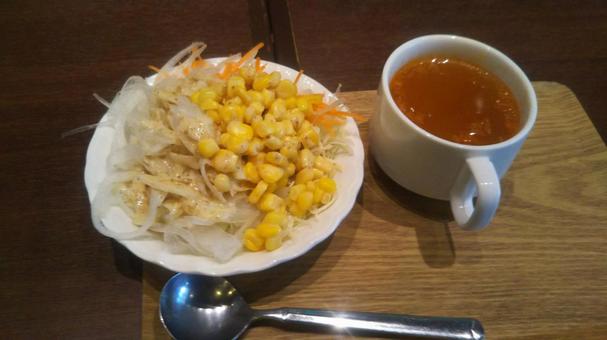 コーンサラダとスープ コーンサラダとスープの写真