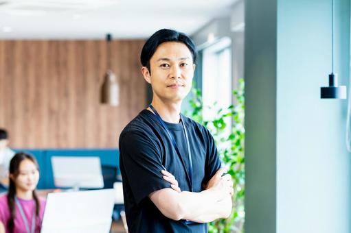 オフィスで働くビジネスパーソン オフィスで働くビジネスパーソン 男性,ビジネスマン,オフィスの写真素材
