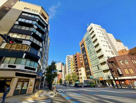 神田の交差点とストリートと高層ビル群 青空,空,ブルースカイの写真素材