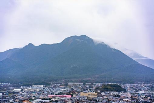 山と霧に包まれた日本の街並み 山,霧,街並みの写真素材