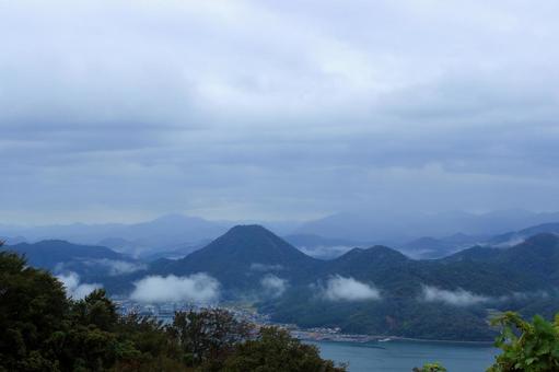 五老ヶ岳公園から見た京都府舞鶴湾の雲海 五老ヶ岳公園から見た京都府舞鶴湾の雲海の写真