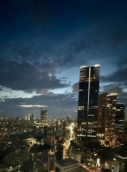 日没間近の麻布台ヒルズ 日没間近の麻布台ヒルズ 夜景,街並み,町並みの写真素材