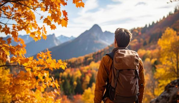 登山・景色を眺める男性 登山・景色を眺める男性の写真