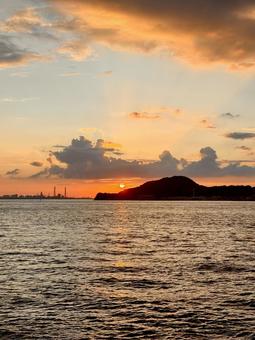 夕暮れの関門海峡 サンセット 夕暮れの関門海峡 サンセット ロマンチック,キラキラ,たそがれの写真素材
