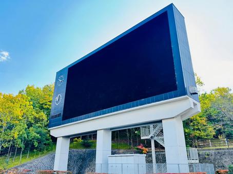 競技場の電光掲示板の写真