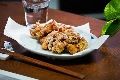 日本酒と鶏の竜田揚げ 食事,食卓,夕食の写真素材