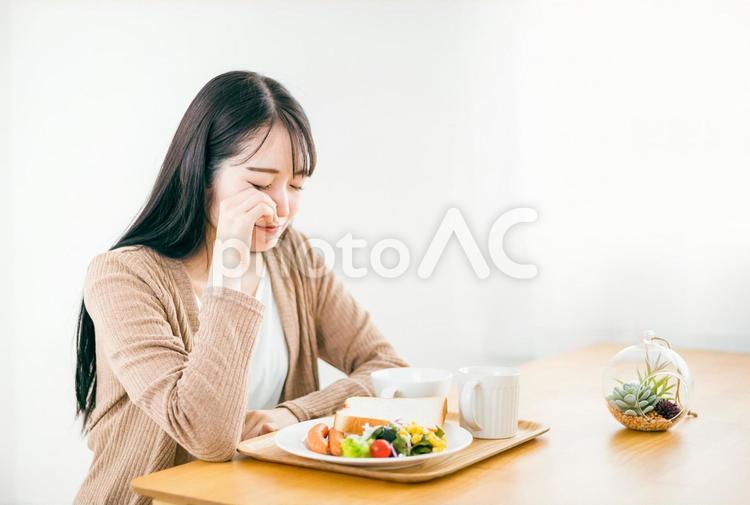 眠くて朝食を食べられない女性（食欲不振） 食欲不振,朝食,拒食症の写真素材