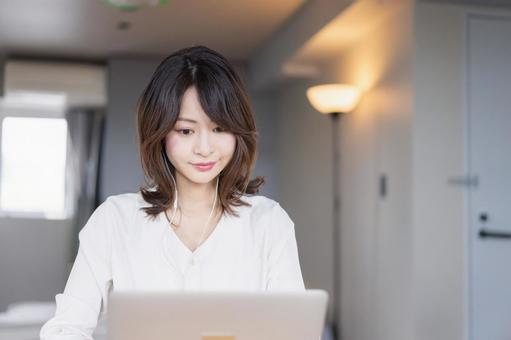 ライフスタイル ライフスタイル ネット,働く,女性の写真素材