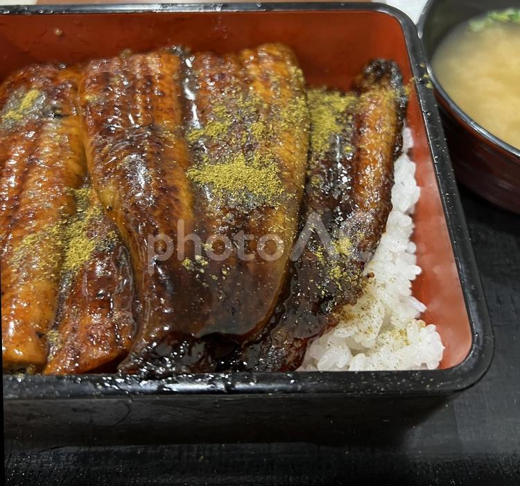 山椒がたっぷりかかった鰻重 うなぎ,鰻重,食べ物の写真素材