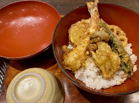 蕎麦屋で食べるミニ天丼 蕎麦屋で食べるミニ天丼 天丼,蕎麦屋,海老の写真素材
