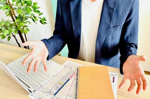 男性の説明と経営課題の共有 男性の説明と経営課題の共有 男性,説明,ビジネスマンの写真素材