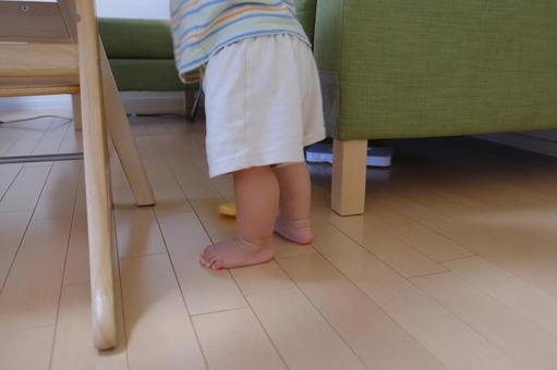 家でつかまり立ちする赤ちゃん 家でつかまり立ちする赤ちゃん つかまり立ち,赤ちゃん,子どもの写真素材